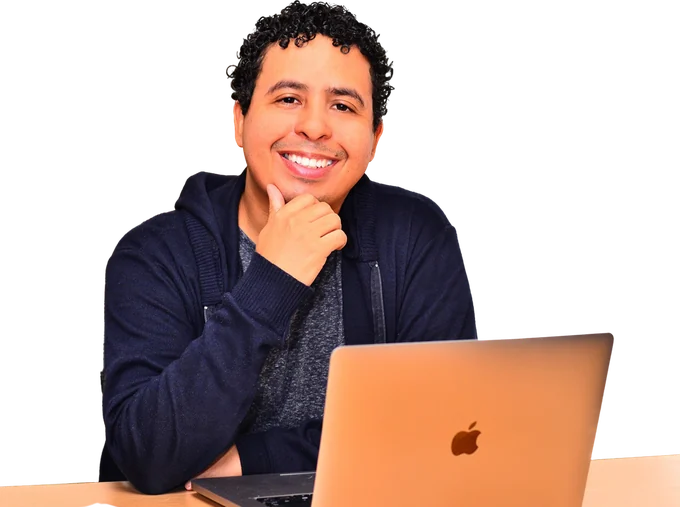 Denis Duarte sorrindo, com a mão no queixo, ao lado do notebook
